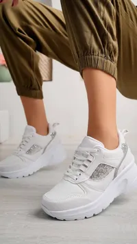 حذاء رياضي نسائي أبيض براق