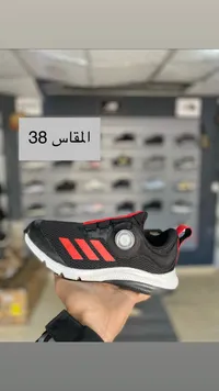 حذاء رياضي أديداس - أسود وأحمر