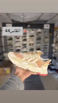 حذاء رياضي كريمي بتصميم عصري
