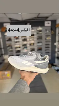 حذاء ريبوك رجالي رمادي وأبيض