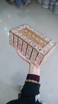 حقيبة يد كريستالية فاخرة مزينة بأحجار براقة