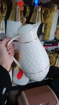إبريق ماء فراغي أبيض بتصميم معاصر