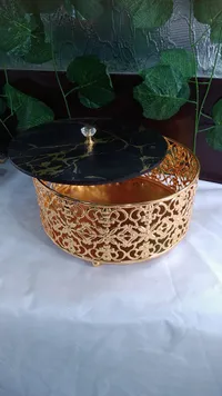 مضيفة ذهبية بغطاء رخام أسود