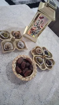 طقم تقديم ضيافة فاخر مع تمر وحلويات