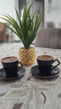 فناجين قهوة سيراميك أسود مع صحون