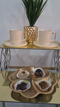 صحن ضيافة ذهبي مع فناجين قهوة