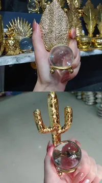 كرة زجاجية ديكورية مع حامل ذهبي