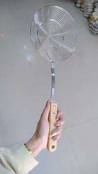 مصفاة معادن بيد خشبية