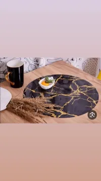 مفرش طاولة دائري بتصميم رخام أسود وذهبي