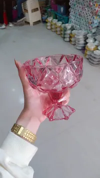 كأس زجاجي بتصميم ماسي وردي