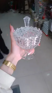 وعاء زجاجي بغطاء كريستالي