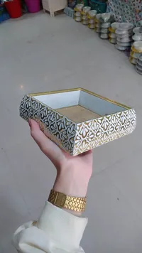 صندوق تخزين مزخرف - ذهبي وأبيض