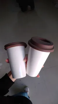 أكواب قهوة محمولة بغطاء - أبيض وبني
