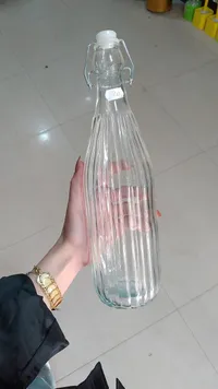 زجاجة زجاجية محكمة الإغلاق برأس معدني