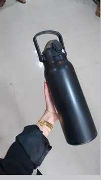 زجاجة ماء معزولة - أسود