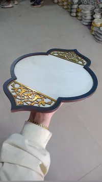 مرآة يد زخرفية بإطار نقوش ذهبي
