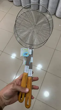مصفاة معادن بمقبض خشبي