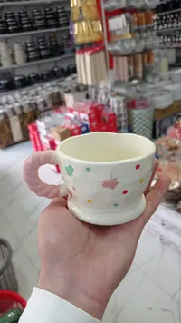 كوب سيراميك مزخرف بنقاط وأوراق شجر مع مقبض وردي