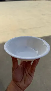 صحن تقديم سيراميك أبيض بحواف مزخرفة
