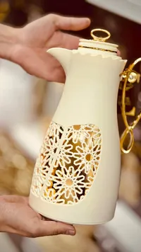 دلة قهوة فاخرة بتصميم زخرفي ذهبي