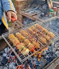 شبكة شواء يدوية بمقبض خشبي