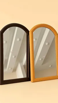 مرآة حائط مقوسة بإطار خشبي