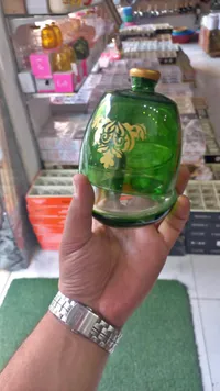 كوب زجاجي مزخرف باللون الأخضر