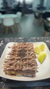 وافل الشوكولاتة مع الفواكه