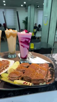 طبق وافل الشوكولاتة واللوتس مع الفواكه