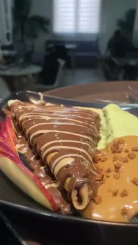 كريب الشوكولاتة واللوتس مع الفواكه