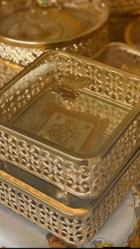 صندوق تخزين زجاجي بإطار معادن منقوش