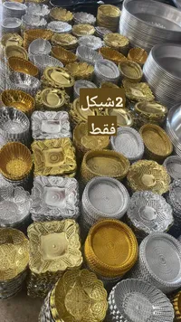 علب حلويات وكيك ذهبية وفضية