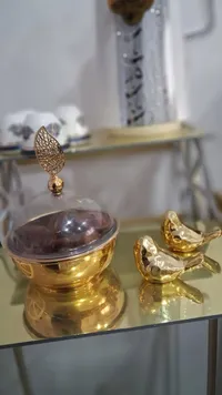 مضيفة تمر ذهبية فاخرة