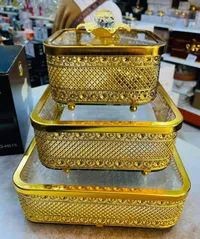 مضيفة ذهبي فاخرة - ثلاث طبقات