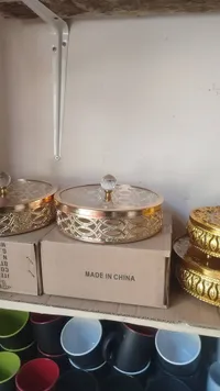 مضيفة معمول فضية مزخرفة