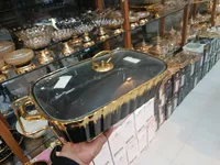 مضيفة زجاج سوداء مع إطار ذهبي