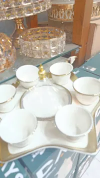 مضيفة زجاج بيضاء مع قاعدة سيراميك
