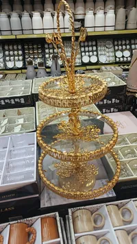 مضيفة ذهبية ثلاثية الطوابق