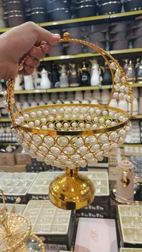 مضيفة ذهبية بالؤلؤ