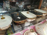 مضيفة سيراميك فاخرة بإطار ذهبي