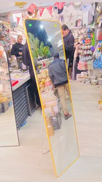 مرآة أرضية بإطار ذهبي