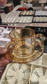 كاسة شاي زجاجية ذهبية مع صحن
