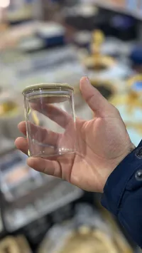 علبة زجاج شفافة بغطاء معدني