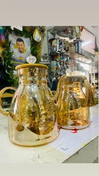 إبريق زجاج ذهبي مزخرف