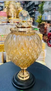 مضيفة حلو كريستال ذهبية