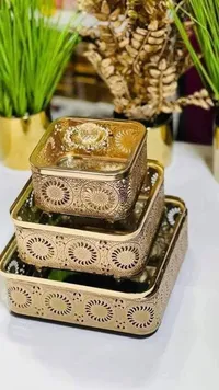 مضيفة ذهبي مربعة بتصميم منقوش