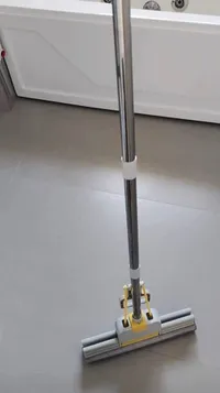 ممسحة أرضيات بمقبض طويل - تصميم احترافي