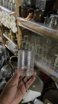 كوب زجاجي بتصميم ملمع وحامل ذهبي