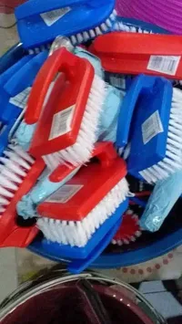 فرشاة تنظيف أرضيات بمقبض طويل