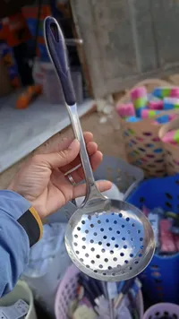ملعقة تصفية شفافة بمقبض أزرق